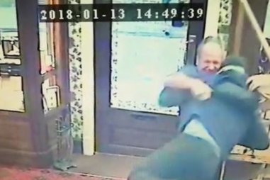 Trava assaltante enquanto compra anel de noivado