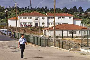 Esfaqueador de PSP agride dois guardas prisionais