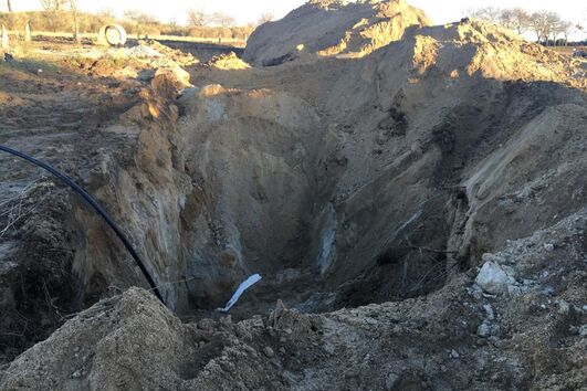 Bombeiros retiraram cerca de 70 centímetros de terra até encontrarem o corpo da vítima no terreno a 10 km da aldeia 