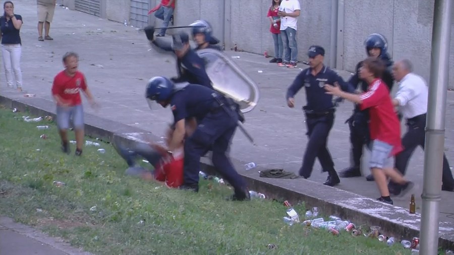 CMTV registou agressão à bastonada a adeptos do Benfica junto ao estádio      