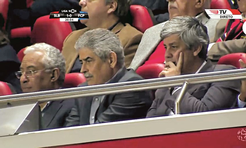 Ministro das Finanças viu jogo do Benfica no camarote presidencial, junto a Luís Filipe Vieira 