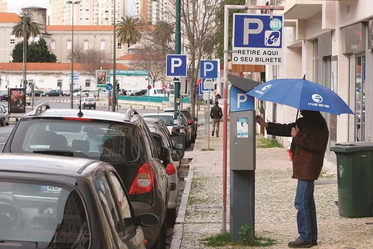 Câmara fecha parques com 146 lugares de estacionamento no bairro da Graça