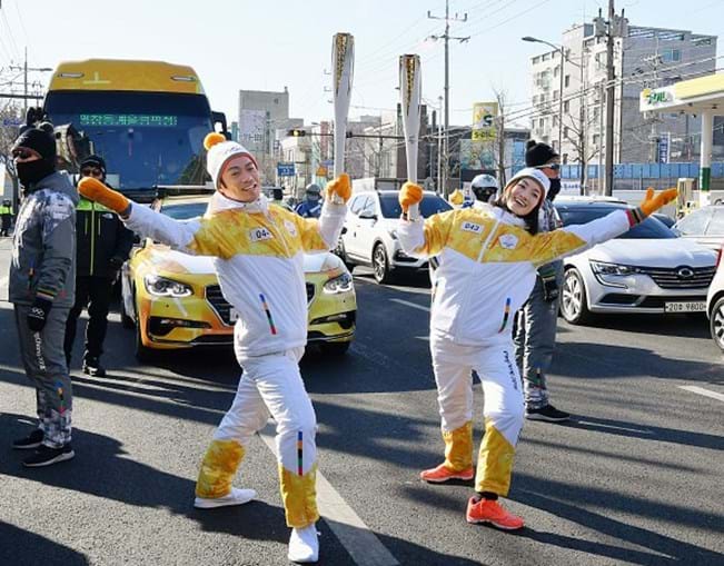 A tocha olímpica chegou este sábado a Seul