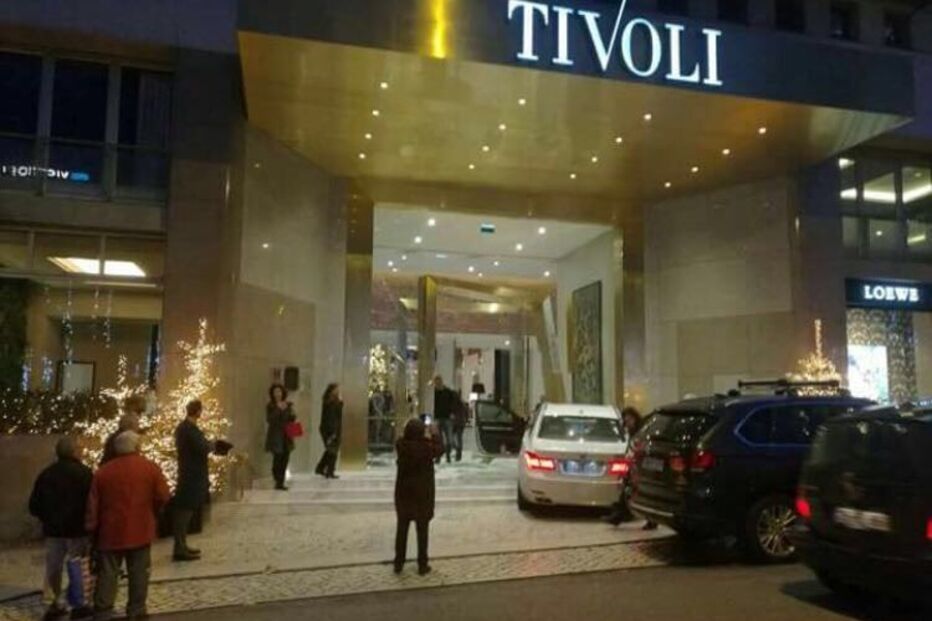 Carro despistou-se e embateu contra a porta principal do hotel na Av. da Liberdade