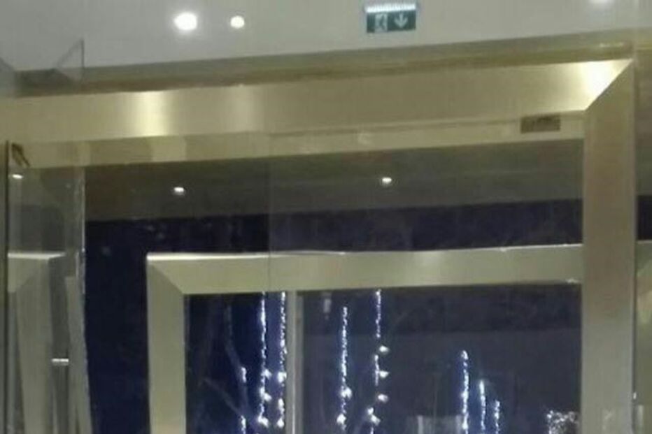 Carro despistou-se e embateu contra a porta principal do hotel na Av. da Liberdade