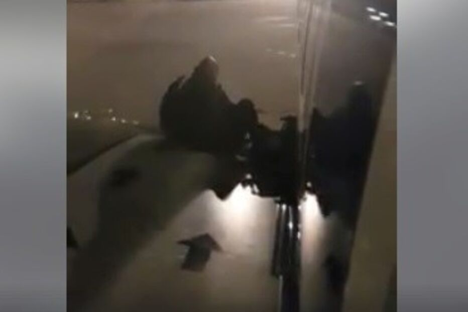 Homem tentou abandonar avião pela saída de emergência