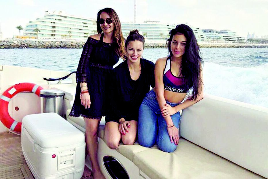 Namorada de Cristiano Ronaldo exibe anel de noivadoD