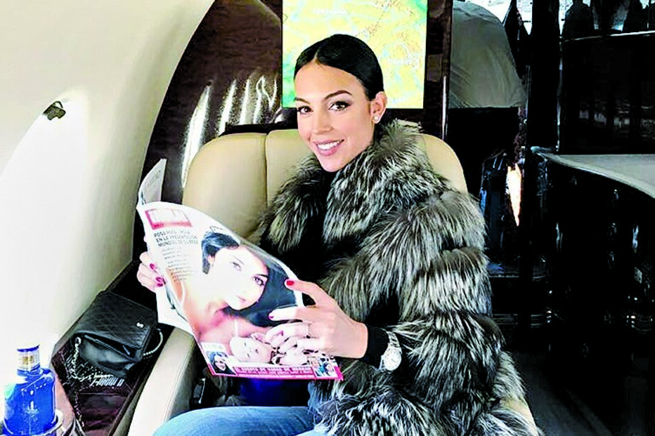 Namorada de Cristiano Ronaldo exibe anel de noivadoD