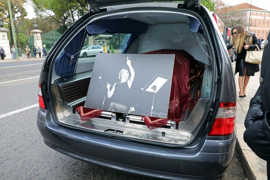 Dor e emoção no último adeus a Guida Maria