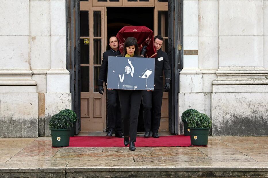 Dor e emoção no último adeus a Guida Maria