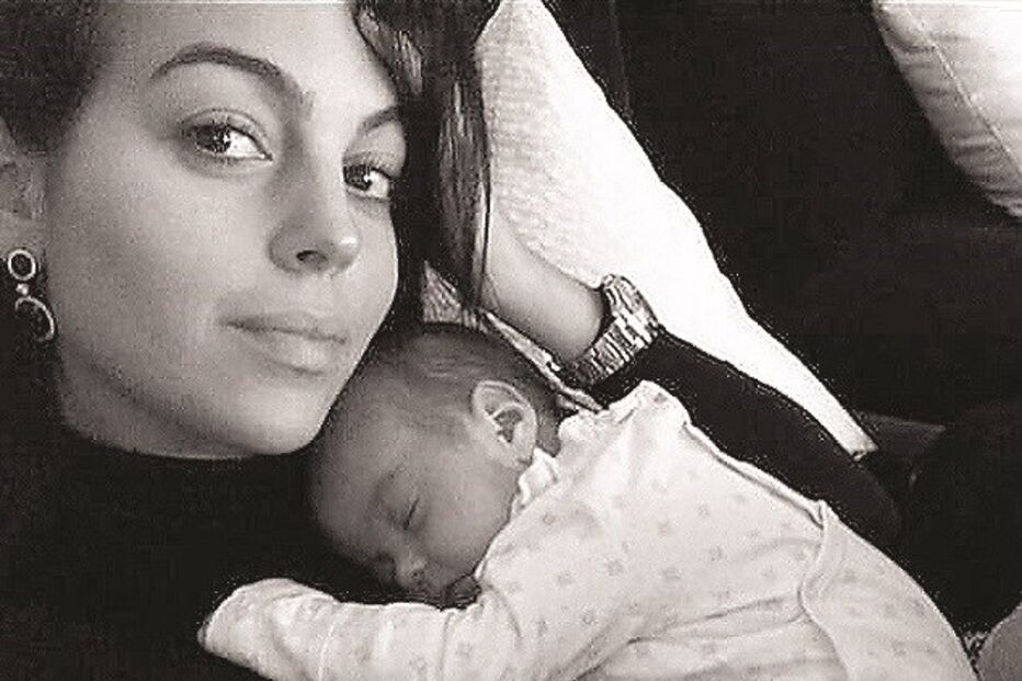 Georgina Rodríguez com a bebé Alana Martina ao colo