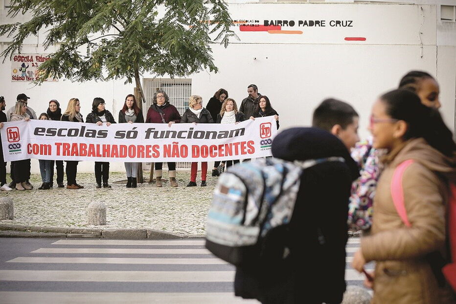 Auxiliares manifestaram-se junto à sede do Agrupamento de Escolas do Bairro Padre Cruz