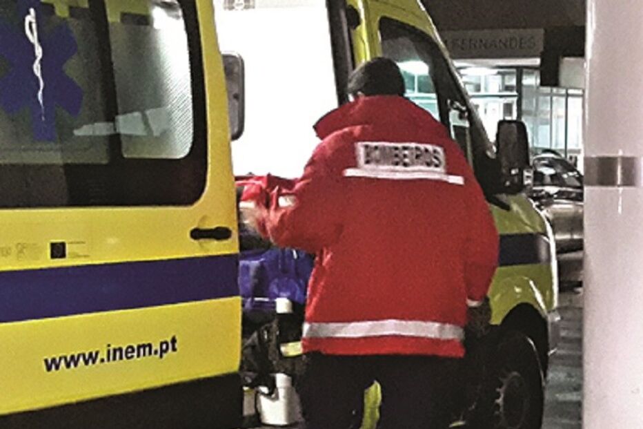 Bombeiros socorreram a vítima 