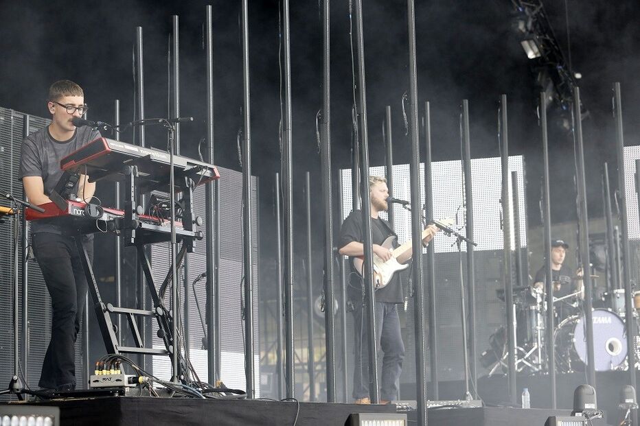 Thom Sonny Green (bateria), Joe Newman (voz e guitarra) e Gus Unger-Hamilton (teclas) atuam amanhã em Lisboa  