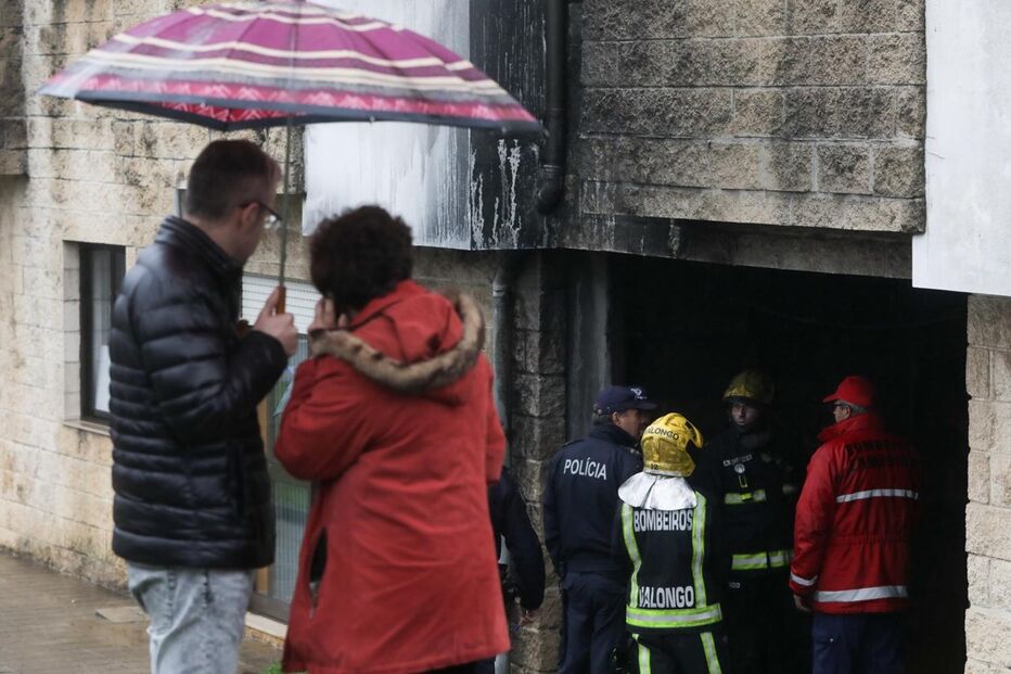 Bloco de apartamentos na rua de S. Bartolomeu ficou sem condições de habitabilidade para todos os moradores