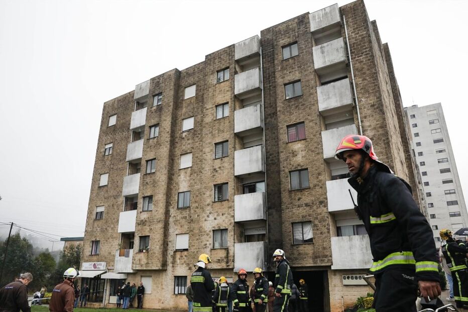 Bloco de apartamentos na rua de S. Bartolomeu ficou sem condições de habitabilidade para todos os moradores