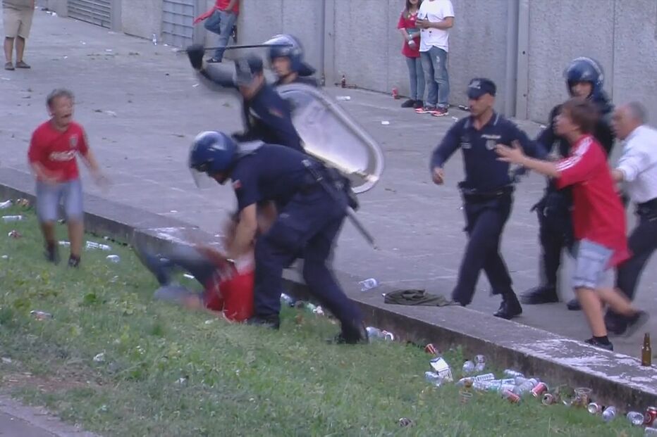 CMTV registou agressão à bastonada a adeptos do Benfica junto ao estádio      