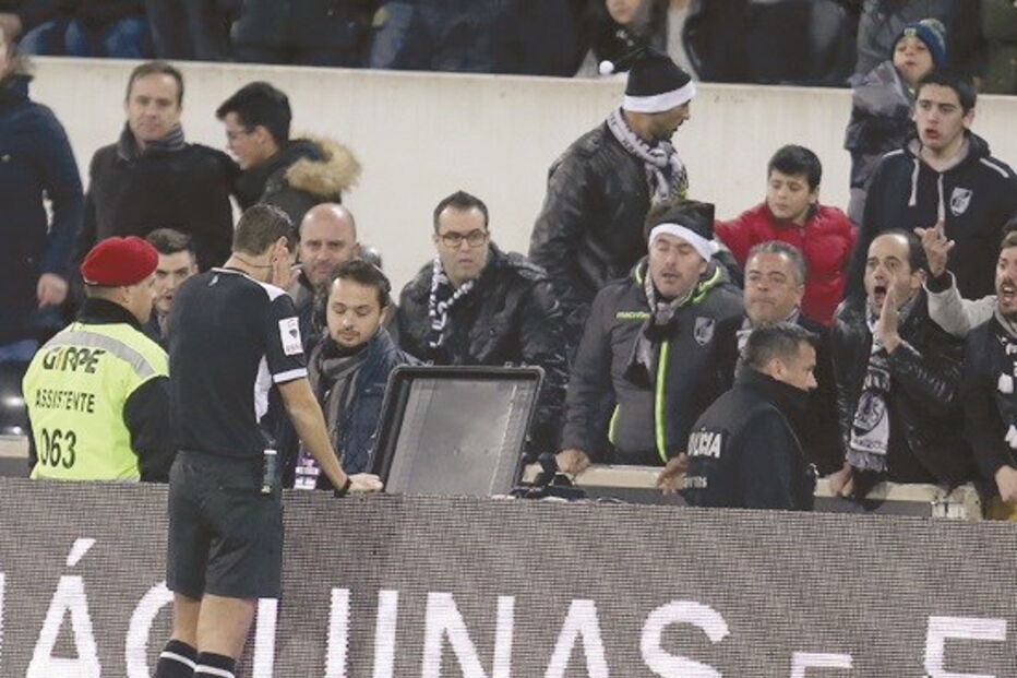 O vídeo-árbitro permite ao juiz ver as imagens no estádio
