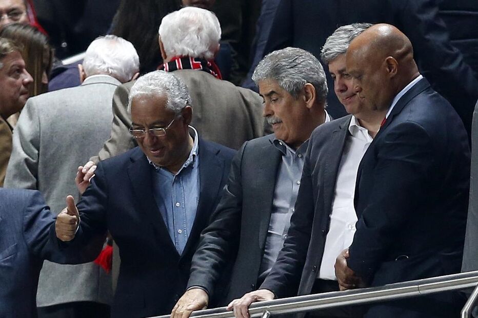 Mário Centeno, António Costa e Luís Filipe Vieira no Estádio da Luz, a 1 de abril