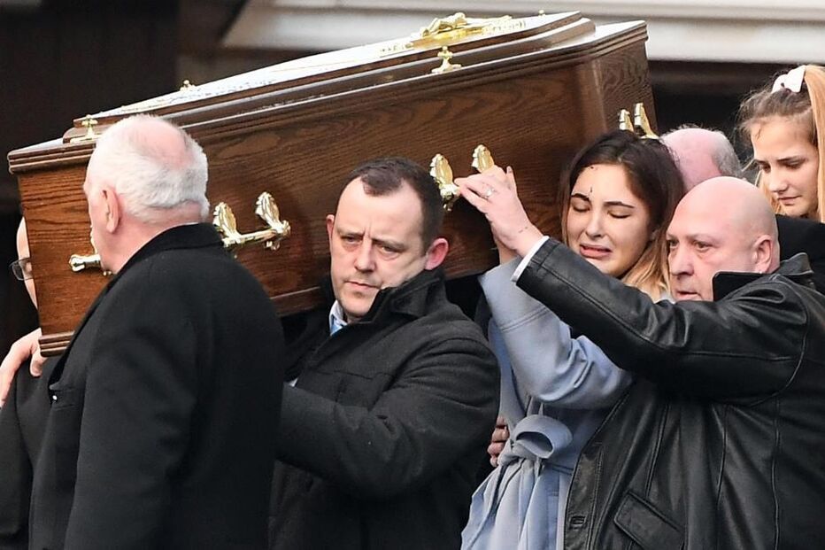 Charlotte foi o rosto da dor no funeral da mãe, Jayne, que morreu para a salvar