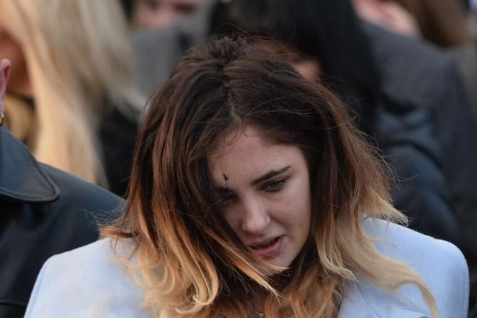 Charlotte foi o rosto da dor no funeral da mãe, Jayne, que morreu para a salvar