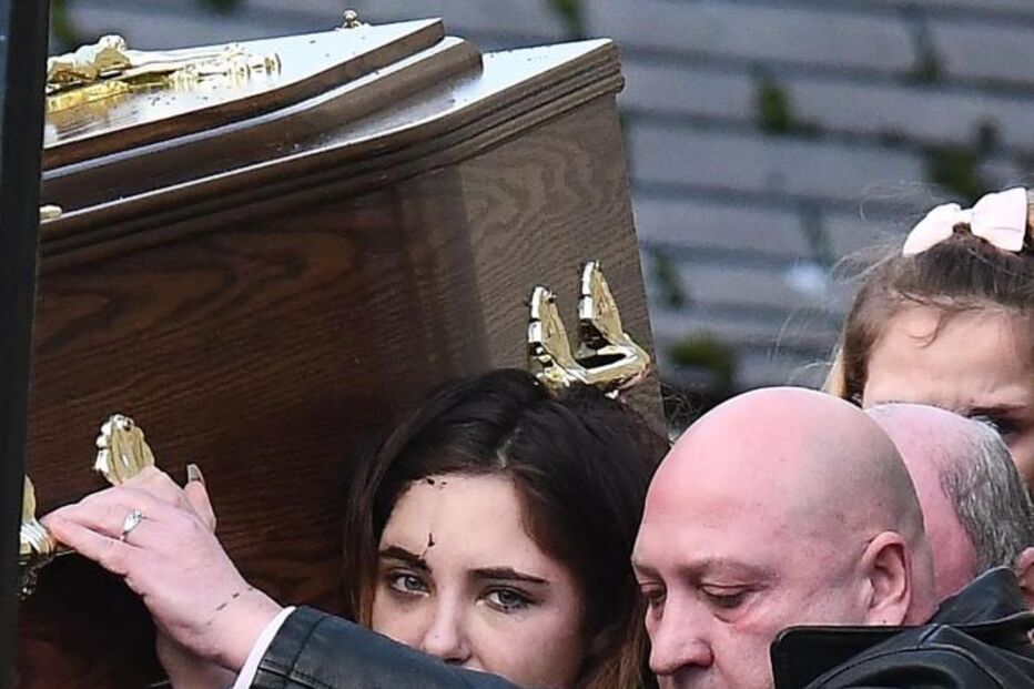 Charlotte foi o rosto da dor no funeral da mãe, Jayne, que morreu para a salvar