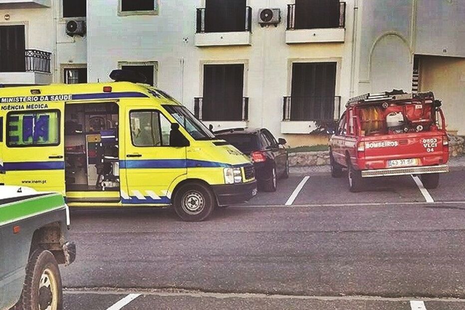 Bombeiros arrombaram porta 