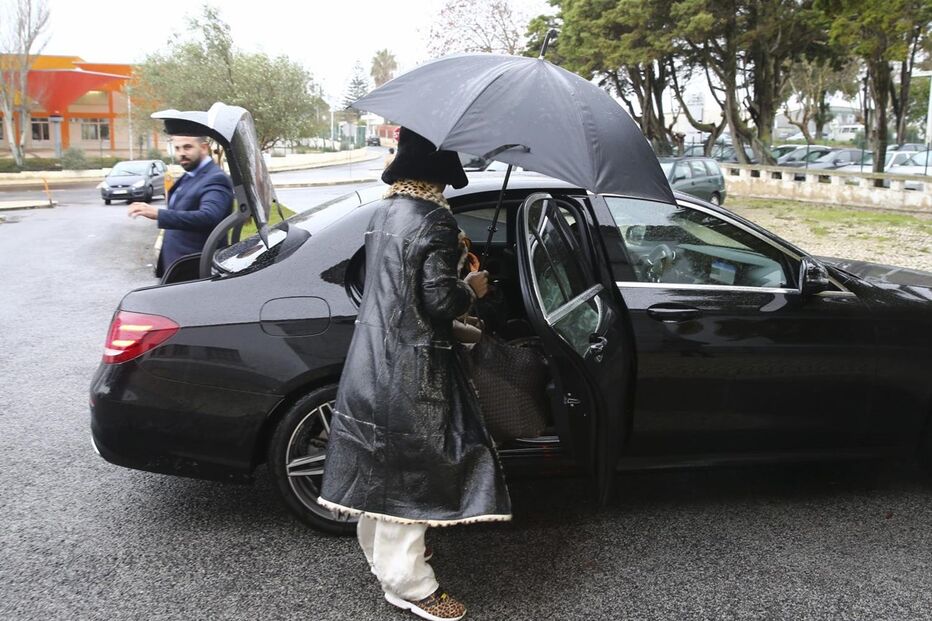 Maria das Dores regressou ontem à tarde à prisão acompanhada pelo filho, David Mota