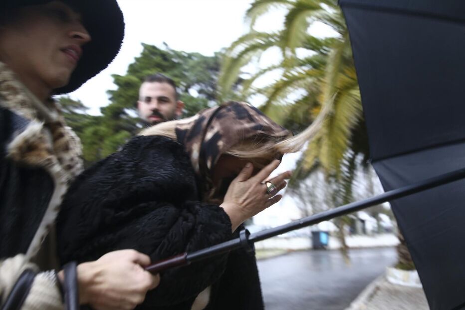 Maria das Dores regressou ontem à tarde à prisão acompanhada pelo filho, David Mota
