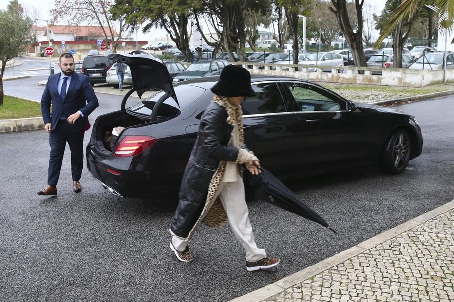 Maria das Dores regressou ontem à tarde à prisão acompanhada pelo filho, David Mota