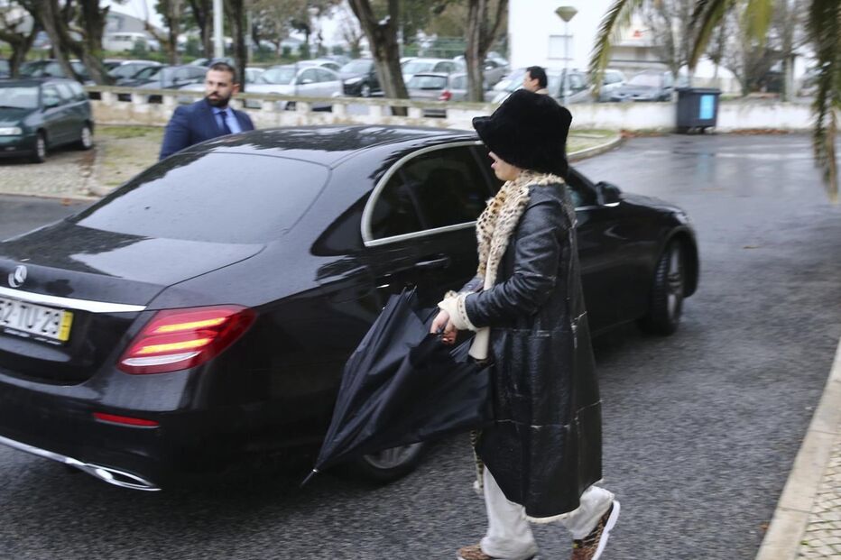 Maria das Dores regressou ontem à tarde à prisão acompanhada pelo filho, David Mota