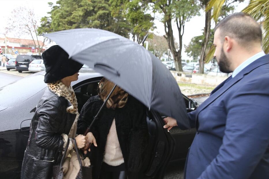 Maria das Dores regressou ontem à tarde à prisão acompanhada pelo filho, David Mota