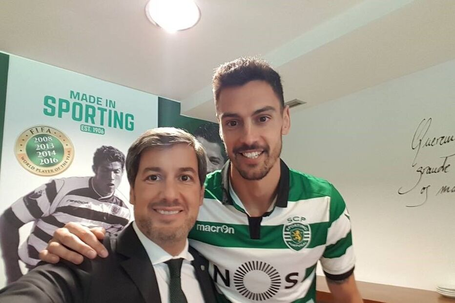 Bruno de Carvalho e André Pinto na altura em que o defesa central assinou contrato com os leões 