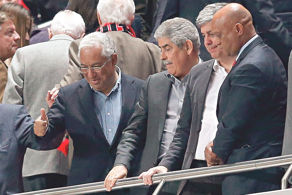 António Costa fotografado com Luís Filipe Vieira e Mário Centeno durante o Benfica-FC Porto, no dia 1 de abril de 2017 