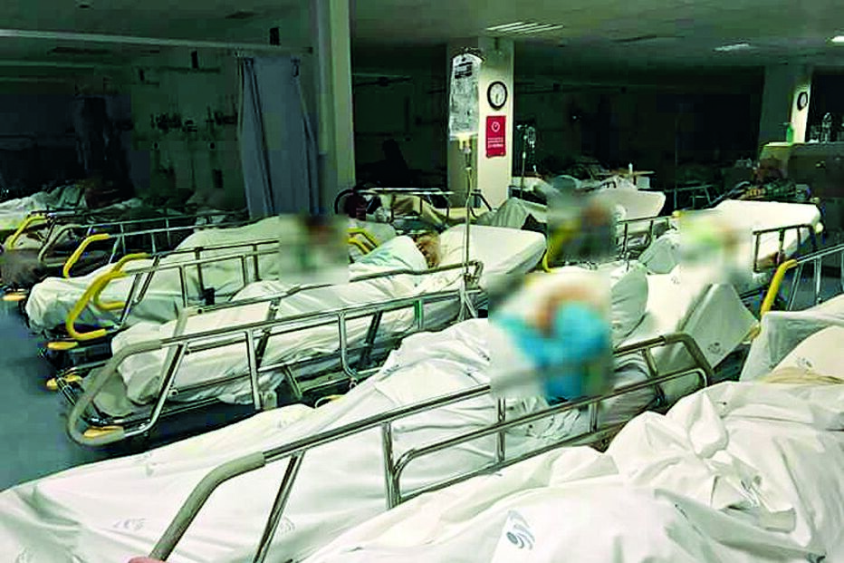 Imagens divulgadas pelos profissionais mostram salas lotadas de macas