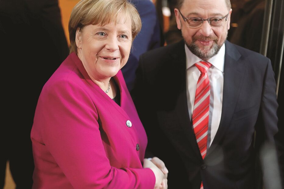Merkel  e Schulz à entrada para a primeira reunião,  em Berlim