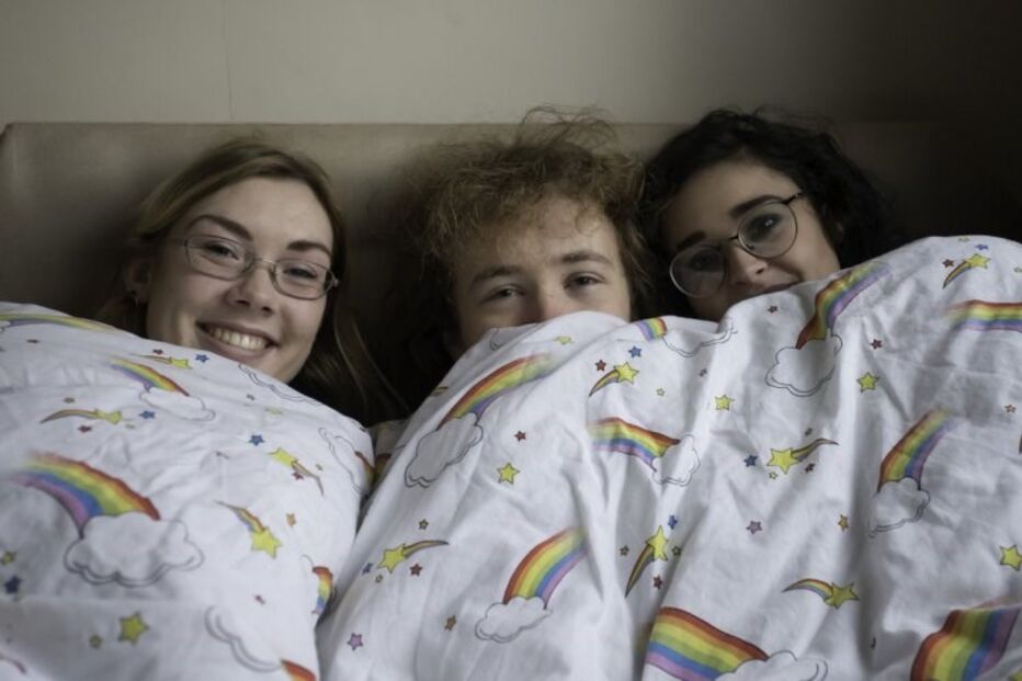 Joseph, Katie e Clare vivem numa relação poliamorosa