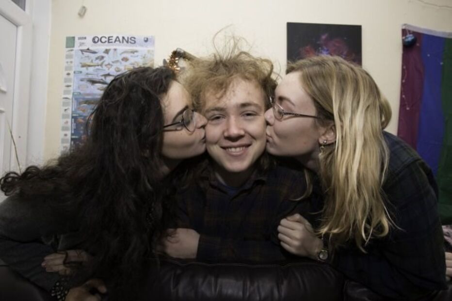 Joseph, Katie e Clare vivem numa relação poliamorosa