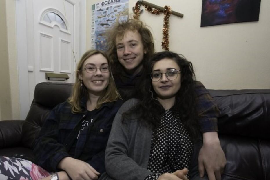 Joseph, Katie e Clare vivem numa relação poliamorosa