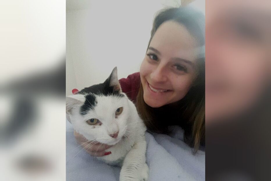 Sandra Freitas com o gato Jackie