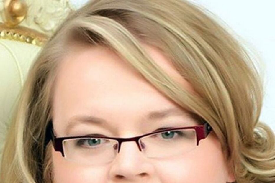 Mulher usa chantíli para fazer sexo com o cão enquanto filma