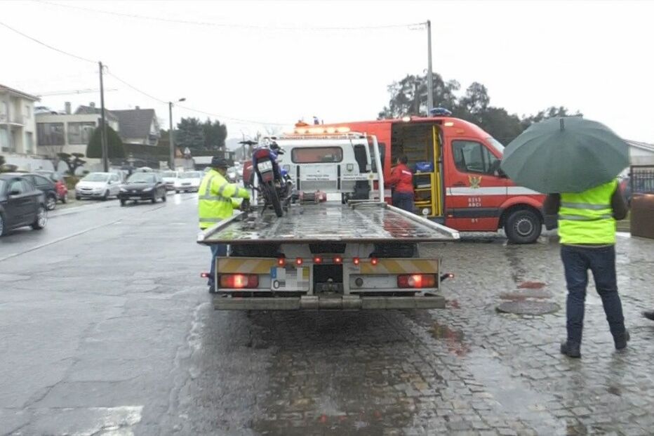 Homem morre atropelado à porta de casa