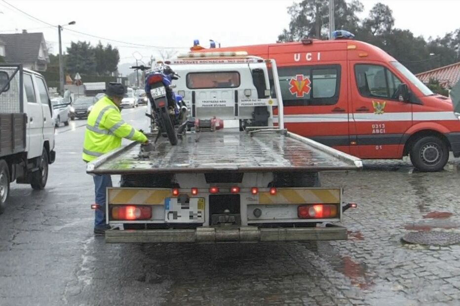 Homem morre atropelado à porta de casa