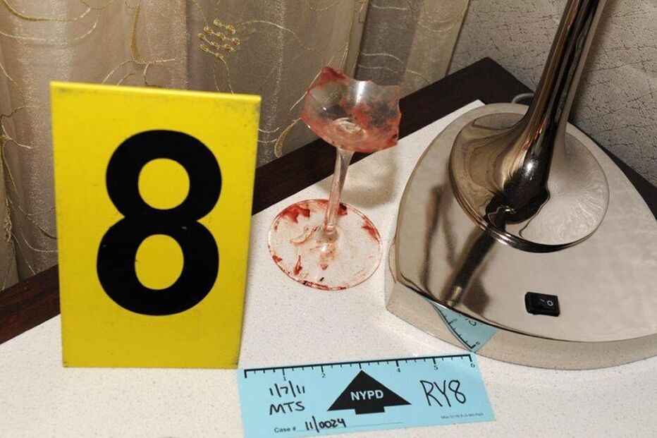 Copo usado por Renato Seabra para tentativa de suicídio