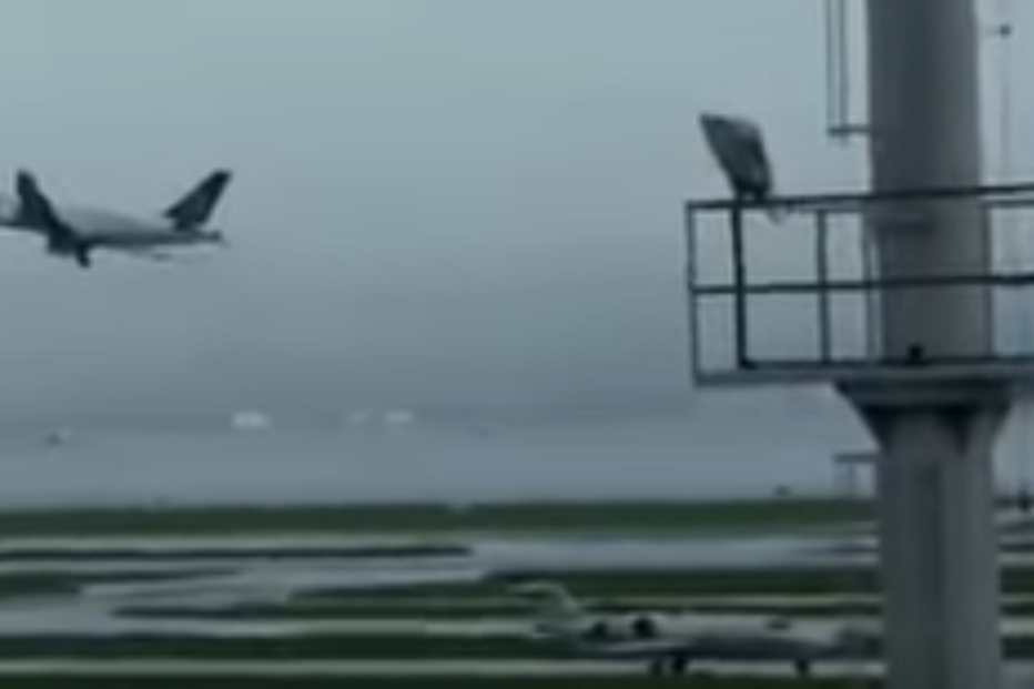 Avião borrega devido ao mau tempo no Rio de Janeiro