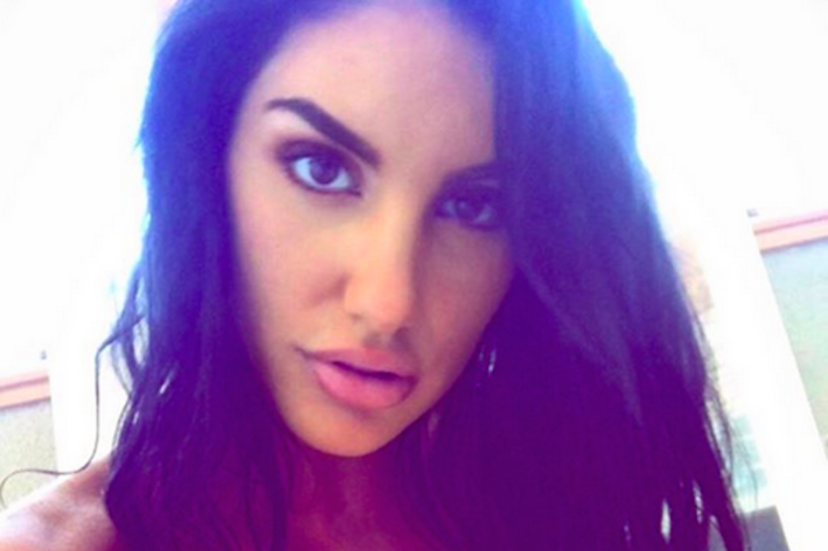 Olivia Nova, de 20 anos, foi encontrada morta em casa