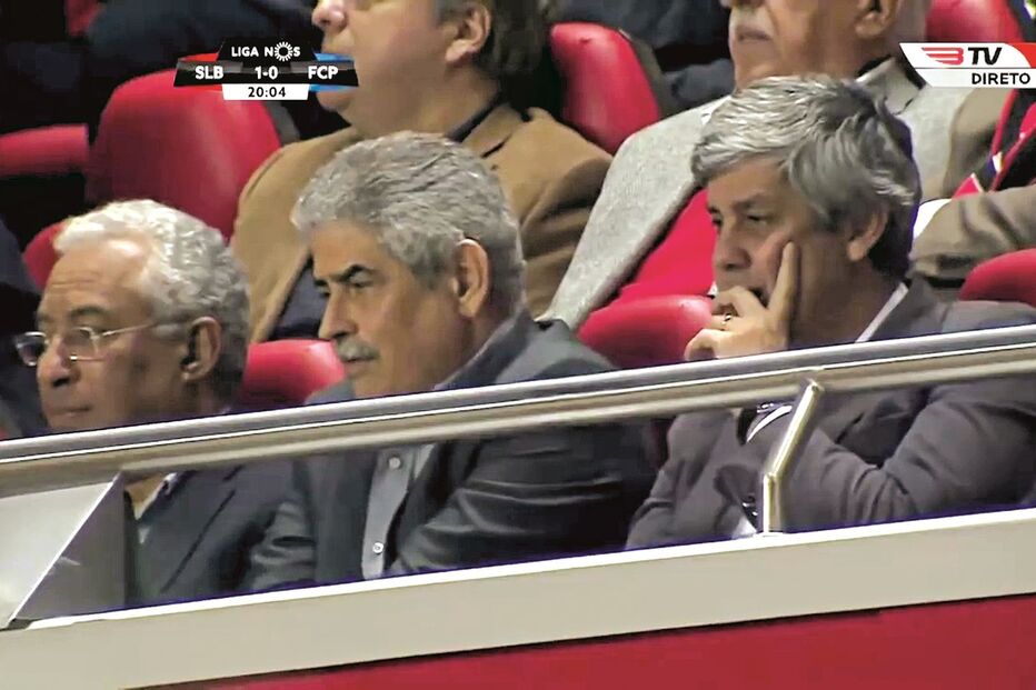 Ministro das Finanças viu jogo do Benfica no camarote presidencial, junto a Luís Filipe Vieira 