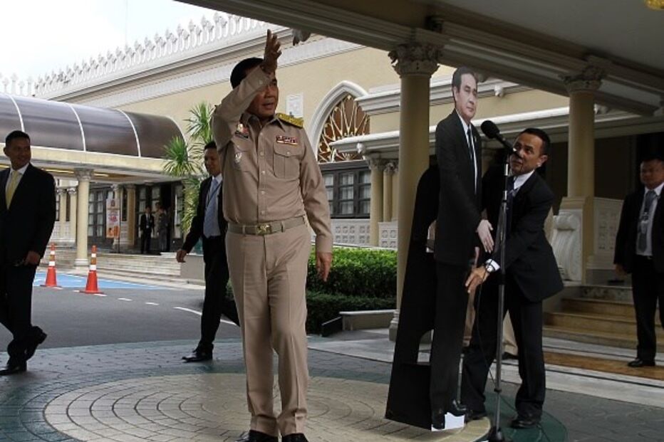 Primeiro-ministro da Tailândia manda jornalistas 