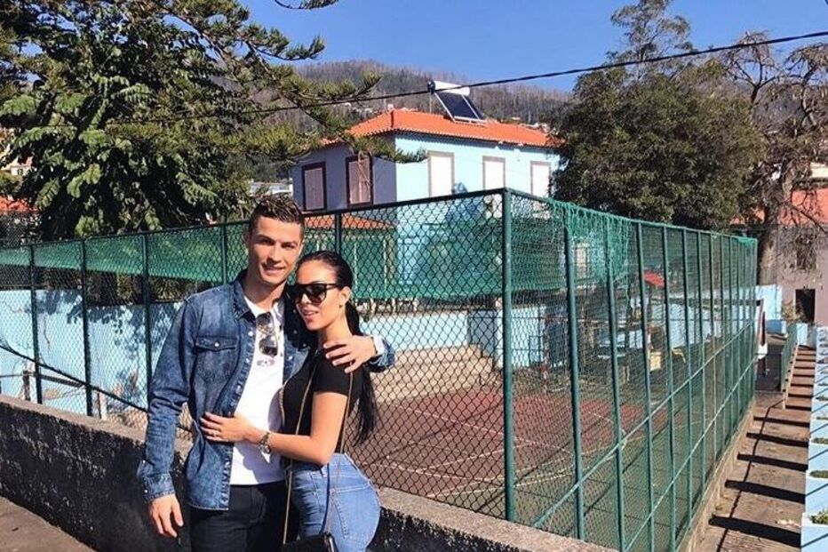 Georgina e Ronaldo junto à casa onde cresceu CR7