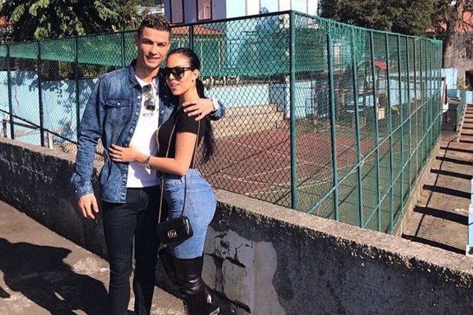 Georgina e Ronaldo junto à casa onde cresceu CR7